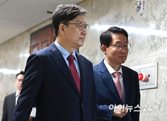 국민의힘 권성동 원내대표와 김상훈 정책위의장이 9일 오전 서울 여의도 국회에서 열린 원내대책회의에 참석하고 있다. [사진=곽영래 기자]