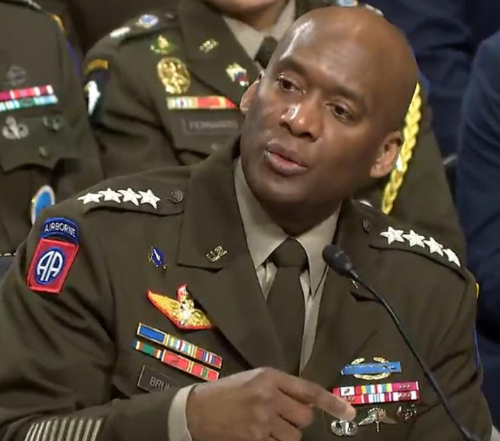 지난 2020년 김정은 북한 위원장이 손가락을 들어 간부들이 앉아 있는 쪽을 가리키고 있다. [사진=연합뉴스]