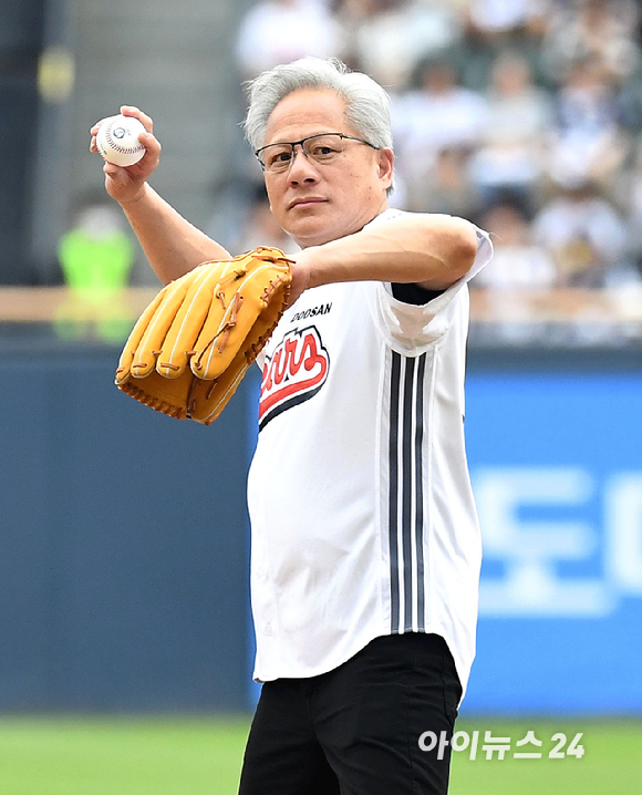 젠슨 황 엔비디아 최고경영자(CEO)가 7일 서울 잠실야구장에서 열린 KBO리그 두산과 키움의 경기에서 시구를 하고 있다. [사진=사진공동취재단]