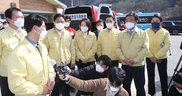 윤호중 더불어민주당 비상대책위원장이 15일 오전 대형산불 피해가 발생해 특별재난지역으로 선포된 강원도 강릉시 옥계면 남양2리에서 김한근 강릉시장으로부터 피해 현황에 대해 설명을 듣고 있다. [사진=뉴시스]