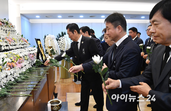 더불어민주당 정청래 대표와 한병도 원내대표, 최고위원들이 28일 오전 서울 종로구 서울대학교병원 장례식장에 마련된 故 이해찬 전 국무총리의 빈소에서 조문을 하고 있다. [사진=곽영래 기자]