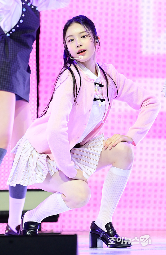 그룹 하츠투하츠 이안이 24일 오후 서울 광진구 예스24라이브홀에서 열린 하츠투하츠(Hearts2Hearts) 첫 번째 싱글앨범 '더 체이스' 발매 기념 쇼케이스에서 데뷔곡 '더 체이스' 무대를 선보이고 있다. [사진=정소희 기자]