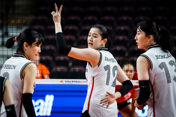 한국 여자배구 대표팀의 (왼쪽부터)염혜선, 이다현, 박정아. [사진=국제배구연맹(FIVB)]