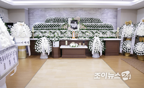 5일 별세한 '국민 배우' 고(故) 안성기의 빈소가 서울성모병원 장례식장에 마련됐다. 향년 74세. [사진=사진공동취재단]
