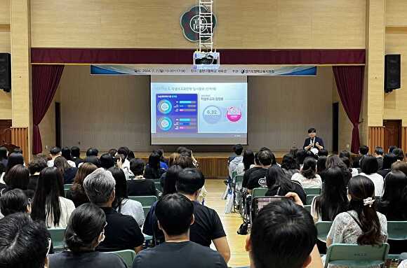 오늘 송탄고등학교 체육관에서 관내 교사, 학생, 학부모를 대상으로 '2025학년도 의학계열 대입 연합 설명회'를 하고 있다. [사진=평택교육지원청]