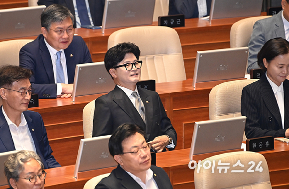 한동훈 무소속 의원이 11일 서울 여의도 국회에서 열린 본회의에 참석하고 있다. [사진=곽영래 기자]
