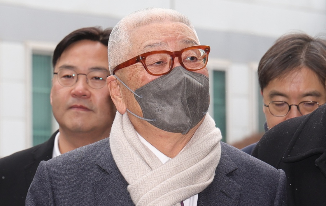 삼표그룹 정도원 회장(가운데)이 10일 오후 경기도 의정부시 가능동 의정부지방법원에서 선고 공판 출석을 위해 법정으로 이동하고 있다. 지난 2022년 1월 삼표산업 양주 사업소에서 채석장 토사가 무너지며 작업 중이던 근로자 3명이 사망했다. 이는 중대재해 처벌 등에 관한 법률(중처법)이 시행된 지 이틀 만에 발생한 1호 사고다. 2026.2.10 [사진=연합뉴스]