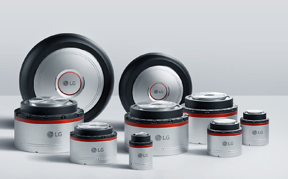 LG전자의 홈 로봇 클로이드가 거주자 위한 식사로 크루아상을 준비하는 모습. [사진=LG전자]