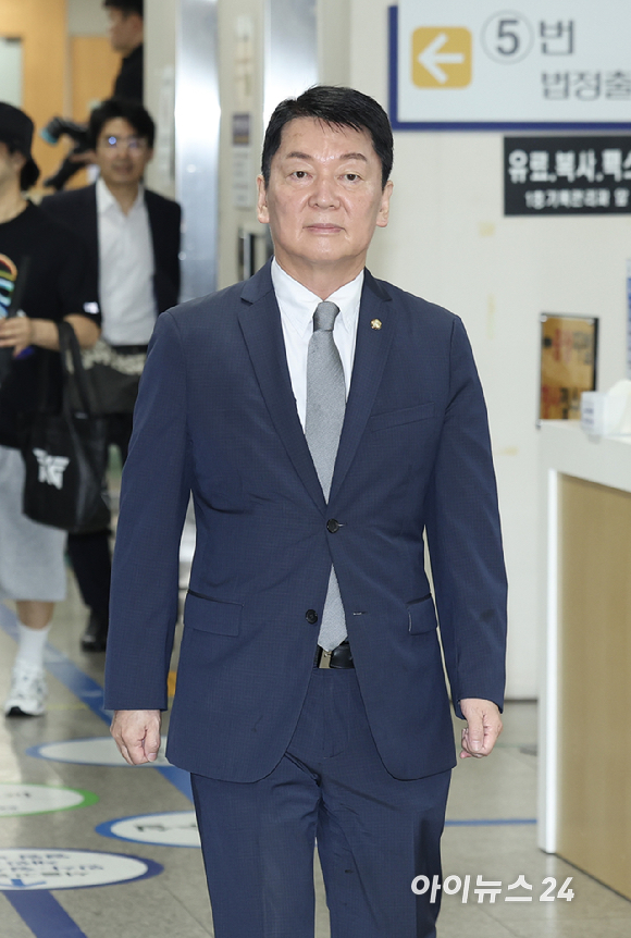 안철수 국민의힘 의원이 8일 서울 서초구 서울중앙지방법원에서 열린 추경호 전 원내대표의 계엄 해제 표결 방해 혐의 공판에 증인 신분으로 출석하고 있다. [사진=사진공동취재단 ]