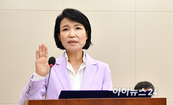 직무 정지된 이진숙 방송통신위원장이 14일 오후 서울 여의도 국회 과학기술정보방송통신위원회에서 열린 방송장악 2차 청문회에서 선서를 하고 있다. [사진=곽영래 기자]