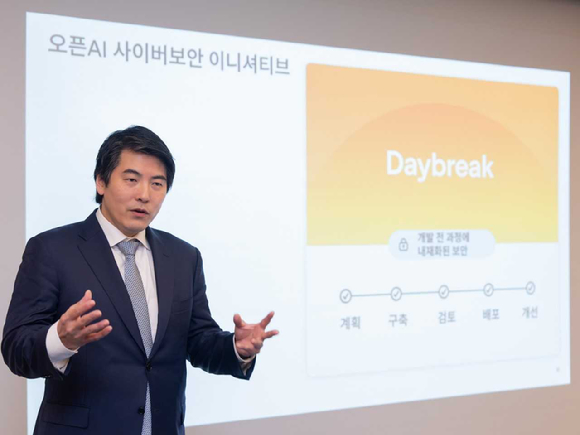 제이슨 권(Jason Kwon) 오픈AI 최고전략책임자(CSO)가 27일 오전 서울 서초구 JW메리어트 호텔에서 열린 오픈AI 코리아 기자간담회에서 발표하고 있다. [사진=안세준 기자]