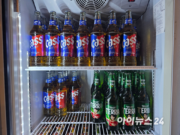 서울의 한 치킨집 냉장고에 카스와 테라 월드컵 에디션 제품이 진열돼 있다. [사진=구서윤 기자]