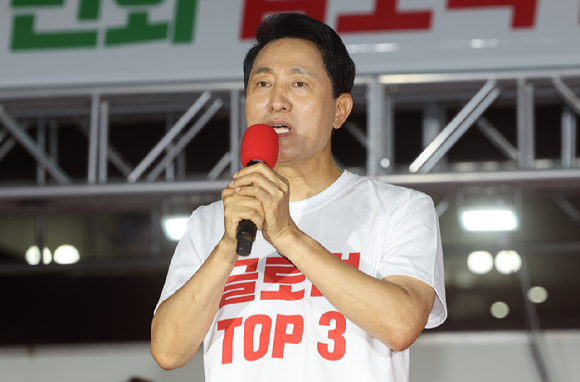 오세훈 국민의힘 서울시장 후보가 2일 서울 서대문구 신촌역 스타광장에서 열린 파이널 유세에서 지지를 호소하고 있다. [사진=연합뉴스]