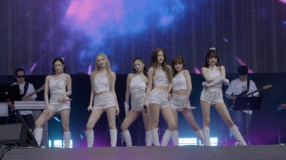 아이브가 '롤라팔루자 베를린(Lollapalooza Berlin)'에 출연해 무대를 꾸미고 있다. [사진=스타쉽엔터테인먼트]