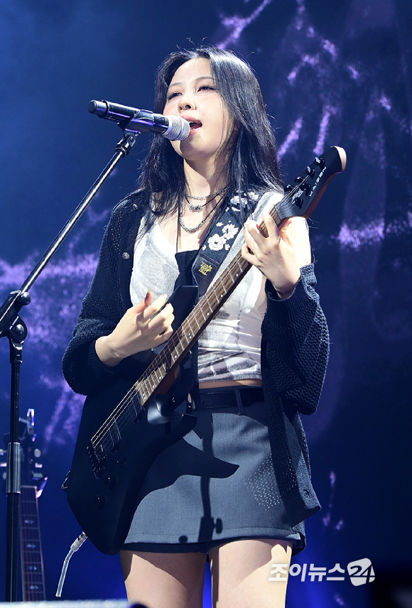 싱어송라이터 권진아가 15일 서울 NOL 씨어터 합정에서 열린 세 번째 EP 'SAVE ME' 발매 쇼케이스에서 타이틀곡 '몬스터'를 선보이고 있다. [사진=정소희 기자]