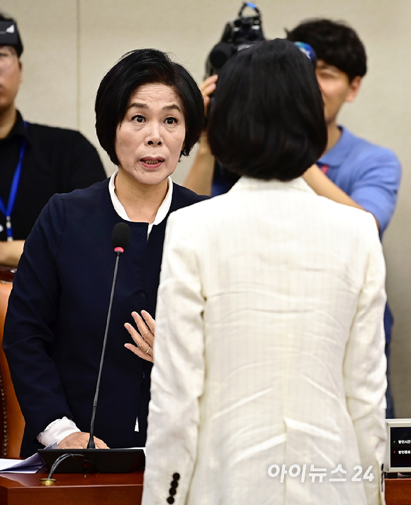 이진숙 방송통신위원회 위원장 후보자가 24일 오전 서울 여의도 국회 과학기술정보방송통신위원회에서 열린 인사청문회에서 최민희 국회 과학기술정보방송통신위원회 위원장에게 인사를 하고 있다. [사진=곽영래 기자]