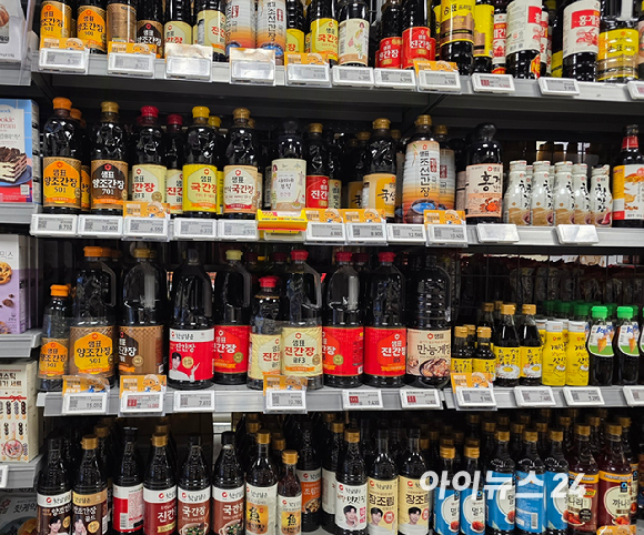 서울의 한 대형마트에 간장 제품들이 진열돼 있다. [사진=구서윤 기자]