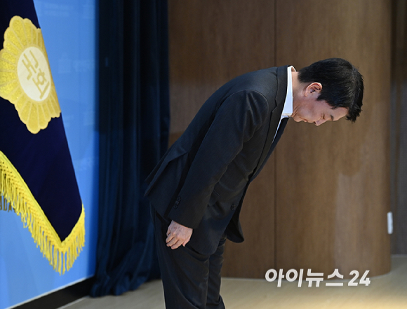 안철수 국민의힘 의원이 7일 국회 소통관에서 현안 관련 기자회견을 마친 뒤 회견장을 나서고 있다. [사진=곽영래 기자]