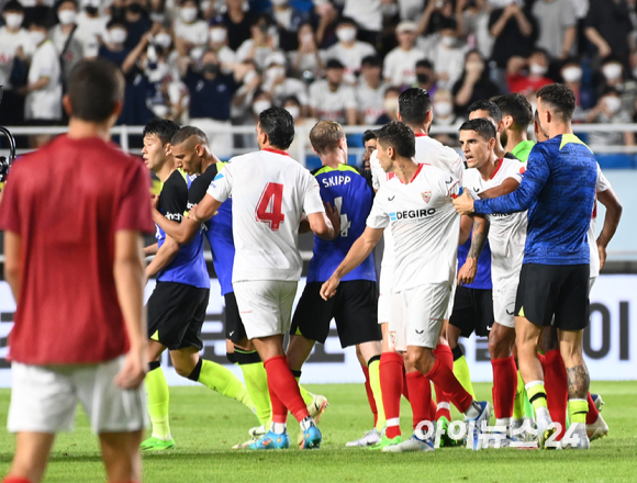 16일 오후 수원월드컵경기장에서 열린 '쿠팡플레이 시리즈' 2차전 토트넘 홋스퍼 FC 대 세비야 FC 경기가 1-1 무승부로 끝났다. 전반 종료 후 토트넘 손흥민과 세비야 곤살로 몬티엘이 충돌하자 양팀 선수들이 신경전을 벌이고 있다. [사진=정소희 기자]