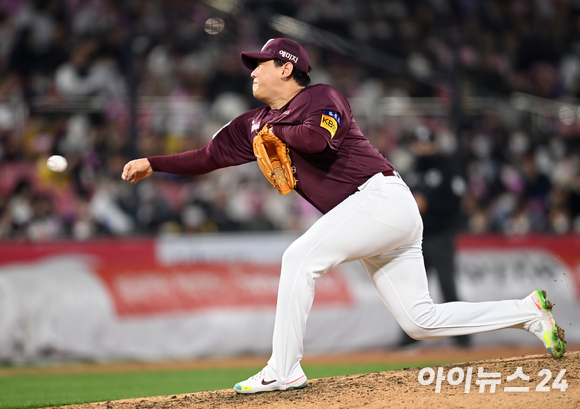 '2022 KBO 리그' 준플레이오프 KT 위즈와 키움 히어로즈의 4차전 경기가 20일 오후 경기도 수원KT위즈파크에서 펼쳐졌다. 키움 양현이 투구하고 있다. [사진=김성진 기자]