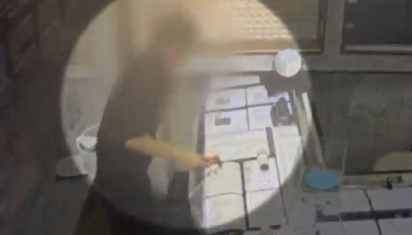 SK하이닉스 주식을 사준 부모에게 효도를 한다고 말하며 금은방 내 물건을 고르다 돌연 둔기로 진열대를 부수고 금팔찌를 훔친 일당이 경찰에 붙잡혔다. 사진은 금은방 진열대를 망치로 내려치고 있는 B군 모습. [사진=MBC 보도화면 캡처]