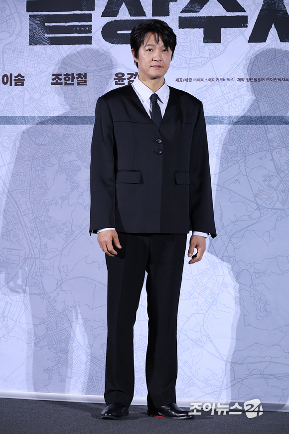 배우 조한철이 9일 오전&nbsp;서울 CGV 용산아이파크몰점에서 열린 영화 '끝장수사'(감독 박철환) 제작보고회에 참석해 포즈를 취하고 있다. [사진=문수지 기자]