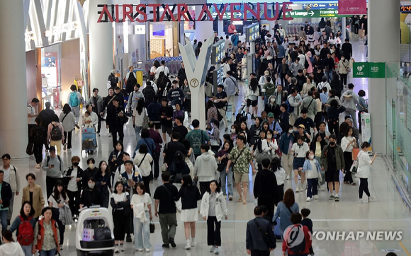 인천국제공항 제1여객터미널 출국장 내 면세점 구역 모습. [사진=연합뉴스]