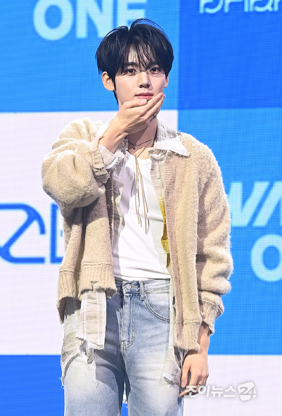 그룹 제로베이스원(ZEROBASEONE) 한유진이 24일 오후 서울 용산구 블루스퀘어에서 열린 미니 5집 '블루 파라다이스(BLUE PARADISE)' 발매 기념 쇼케이스에서 포토타임을 갖고 있다. [사진=곽영래 기자]