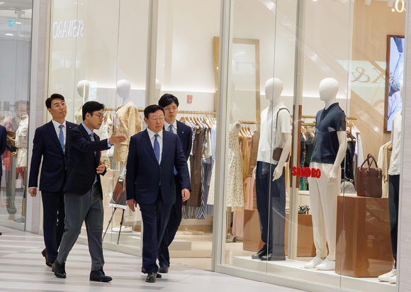신동빈 롯데그룹 회장(오른쪽 두번째)이 23일 베트남 하노이에 위치한 롯데몰 웨스트레이크 하노이를 찾아 롯데몰을 시찰하고 있다. [사진=롯데지주]