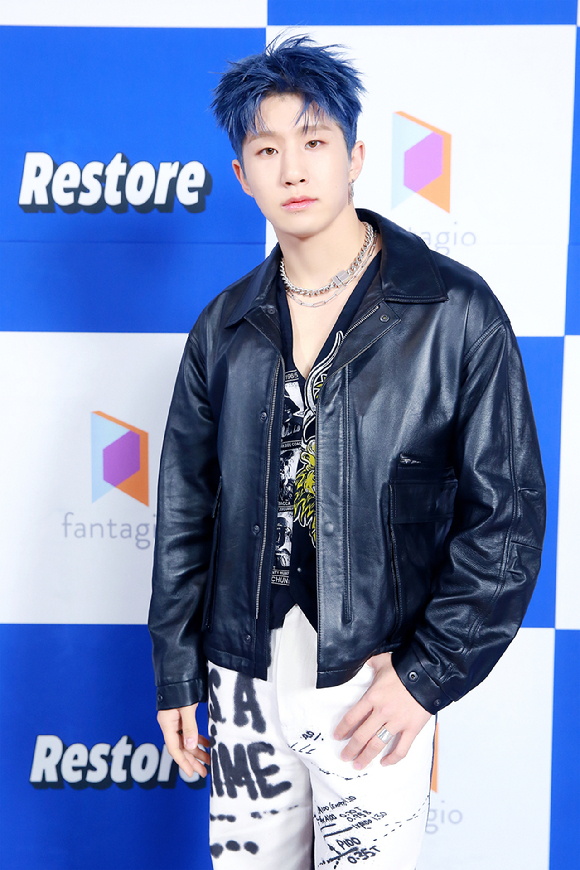 그룹 아스트로 진진이 17일 온라인으로 진행된 진진&라키 첫 번째 미니앨범 'Restore' 발매 기념 쇼케이스에 참석해 포즈를 취하고 있다. [사진=판타지오]