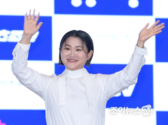 희극인 김신영이 27일 오후 인천 연수구 인천글로벌캠퍼스에서 진행된 제2회 청룡시리즈어워즈 핸드프린팅 행사에 참석하고 있다. [사진=정소희 기자]