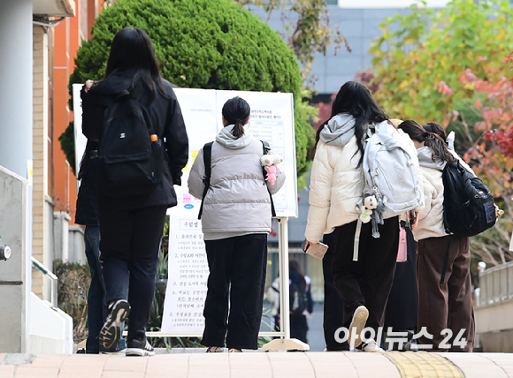 2026학년도 대학수학능력시험(수능) 일인 13일 서울 여의도여고(서울특별시교육청 13지구 제14시험장)에서 시험 시간이 임박하자 교문이 닫히고 있다. [사진=정소희 기자]