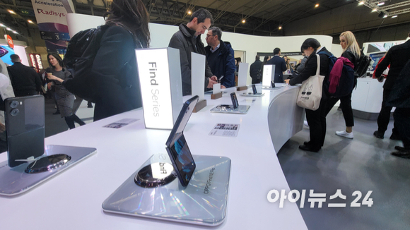 중국업체 오포의 플립폰은 삼성전자의 제품과 거의 비슷했다. [사진=정종오 기자]