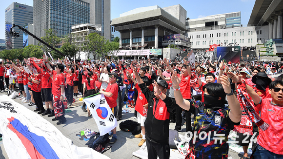 2026 북중미 월드컵 조별리그 대한민국과 체코의 첫 경기가 열리는 12일 서울 종로구 광화문광장에서 첫 승리를 기원하는 거리응원이 펼치고 있다. [사진=곽영래 기자]