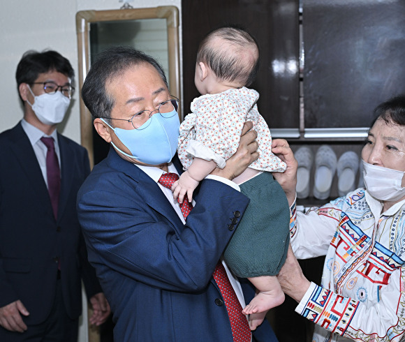 지난해 추석 홍준표 대구시장이 지역 보육시설을 찾아 관계자들을 위로하고 있다. [사진=대구시]