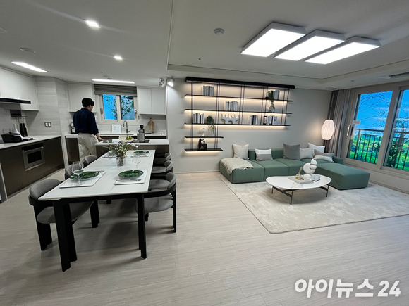 '상도푸르지오클라베뉴' 견본주택에서 방문객들이 모형도를 보고 있다. [사진=안다솜 기자]