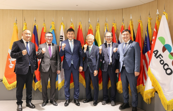 (왼쪽부터) 볼드바타르 빌리언트리스(NGO) 대표, 오윤사나 몽골 산림청 청장, 수흐볼드 수흐 주한 몽골대사, 조욱제 유한양행 대표이사, 박종호 아시아산림협력기구(AFoCO) 사무총장, 문흐바트 자얏 몽골 대통령 비상임 고문이 지난 8일 업무협약 체결 후 기념 촬영하고 있다. [사진=유한양행 제공]