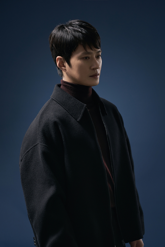 배우 김성규가 영화 '노량: 죽음의 바다'(감독 김한민) 인터뷰에 앞서 포즈를 취하고 있다. [사진=(주)에이스메이커무비웍스,롯데엔터테인먼트]