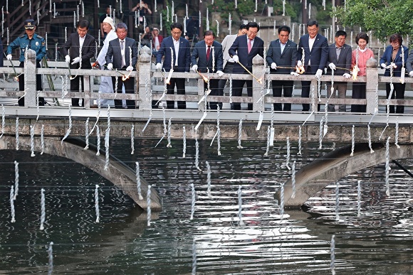  지난 14일 경상남도 함안 무진정 일원에서 열린 '제31회 함안 낙화놀이' 행사에서 박상웅 국회의원 당선인(오른쪽 여섯 번째)과 조근제 함안군수(일곱 번째)가 낙화봉 점화를 하고 있다. [사진=경상남도 함안군] 