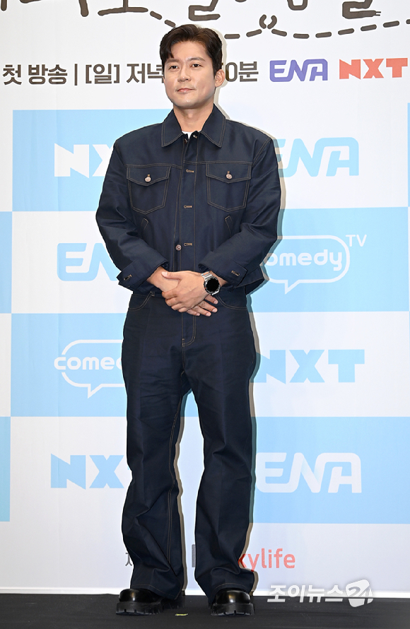 방송인 김대호가 19일 오전 서울 마포구 스탠포드호텔에서 열린 ENA 새 예능 '어디로 튈지 몰라' 제작발표회에서 포토타임을 갖고 있다. [사진=곽영래 기자]