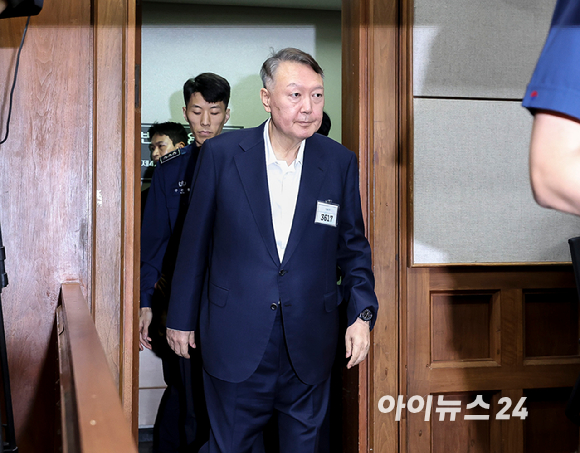 윤석열 전 대통령이 26일 서울 서초구 서울중앙지법에서 열린 특수공무집행방해, 직권남용 권리행사방해 등 혐의 사건 첫 공판에 출석하고 있다. [사진=사진공동취재단]