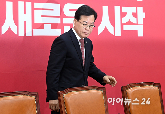 송언석 국민의힘 원내대표가 26일 서울 여의도 국회에서 열린 최고위원회의에 참석하고 있다. [사진=곽영래 기자]