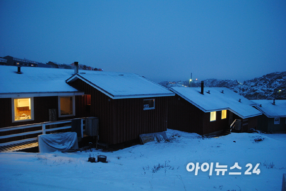 그린란드 수도인 누크(Nuuk)의 한 주택에 눈이 쌓여 있다. [사진=정종오 기자]