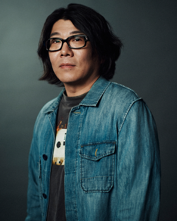 최정규 감독이 넷플릭스 시리즈 '동궁' 인터뷰에 앞서 포즈를 취하고 있다. [사진=넷플릭스]