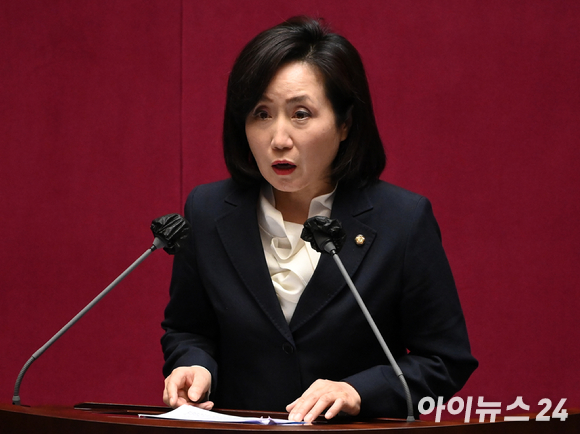 최태원(왼쪽) SK그룹 회장과 노소영 아트센터 나비 관장. [사진=아이뉴스24 포토 DB]