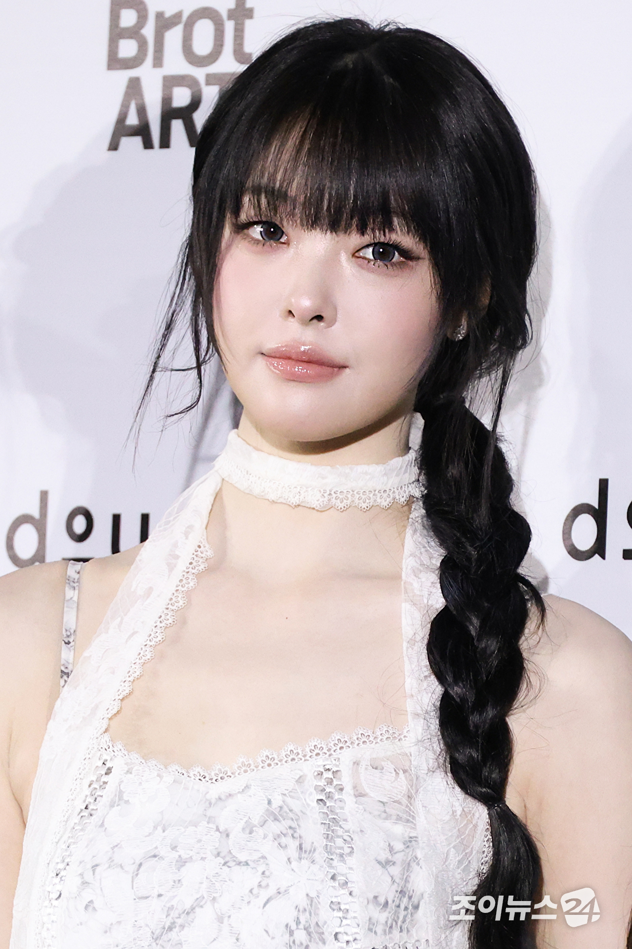 그룹 트리플에스 지우, 신위, 린, 연지가 1일 오후 서울 중구 동대문디자인플라자에서 진행된 2027 S/S 서울패션위크 '두칸' 컬렉션에 참석해 포즈를 취하고 있다. [사진=문수지 기자]
