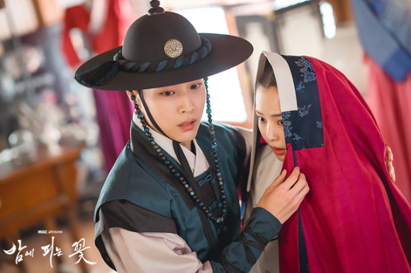 배우 이종원이 MBC 금토드라마 '밤에 피는 꽃' 인터뷰에 앞서 포즈를 취하고 있다. [사진=더블랙레이블]