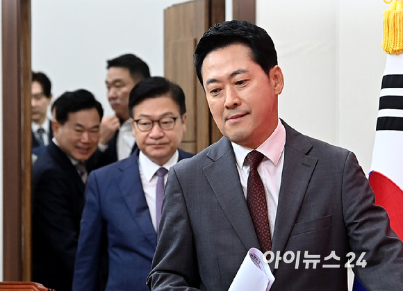 장동혁 국민의힘 당대표가 31일 서울 여의도 국회에서 열린 최고위원회의에 참석하고 있다. [사진=곽영래 기자]