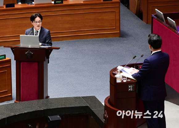 김정관 산업통산부 장관이 10일 오후 서울 여의도 국회에서 열린 제432회국회(임시회) 제5차 본회의 경제 분야 대정부질문에서 윤영석 국민의힘 의원 질문에 답변하고 있다. [사진=정소희 기자]