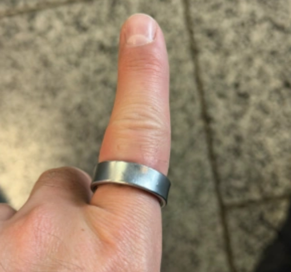 삼성전자의 스마트 반지형 웨어러블 '갤럭시 링'에서 배터리가 팽창했다는 주장이 해외 유튜버를 통해 제기돼 논란이 일고 있다. 사진은 해당 제품 배터리가 팽창한 모습. [사진= X @Daniel]